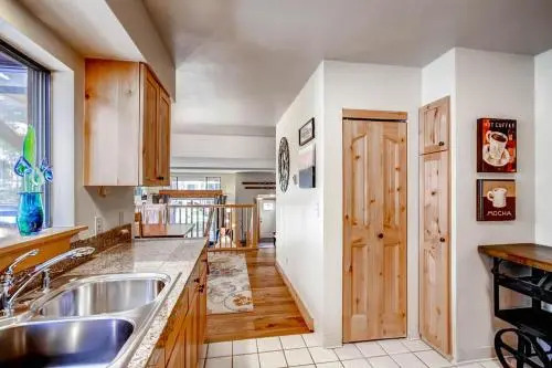Cedars 18 - Ski-In/Ski-Out Apartment