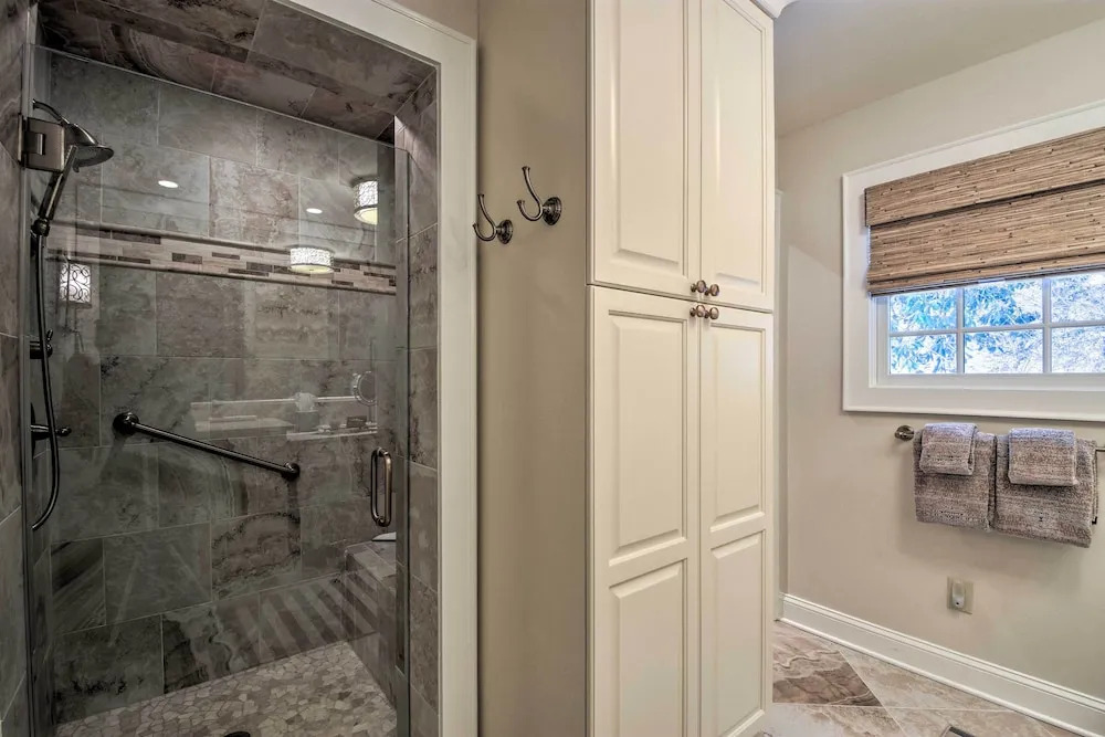 2 Living Areas + Fireplace: Mirror Lake Cottage!