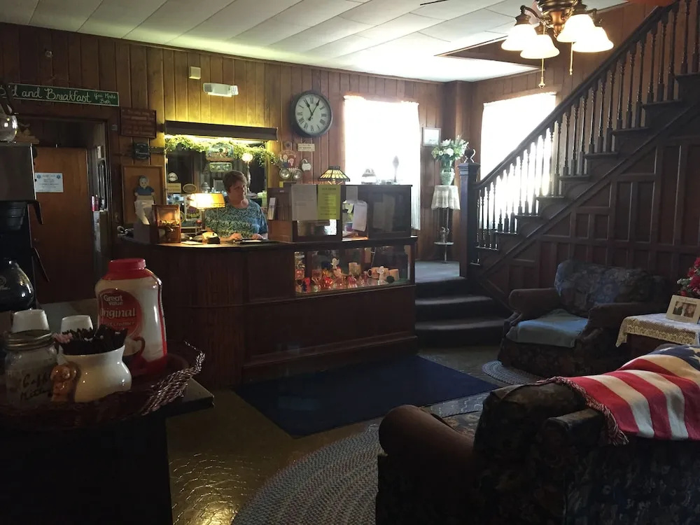 Colonial Hotel-Motel