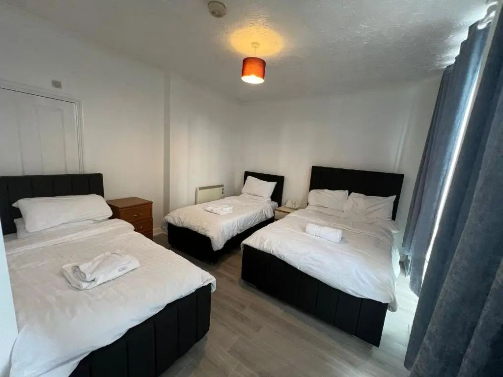 Spacious One Bedroom Flat with River View, 1E