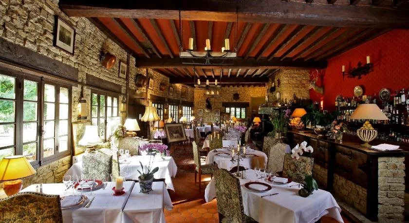 Logis Hostellerie de lAuberge de LÉtang Bleu
