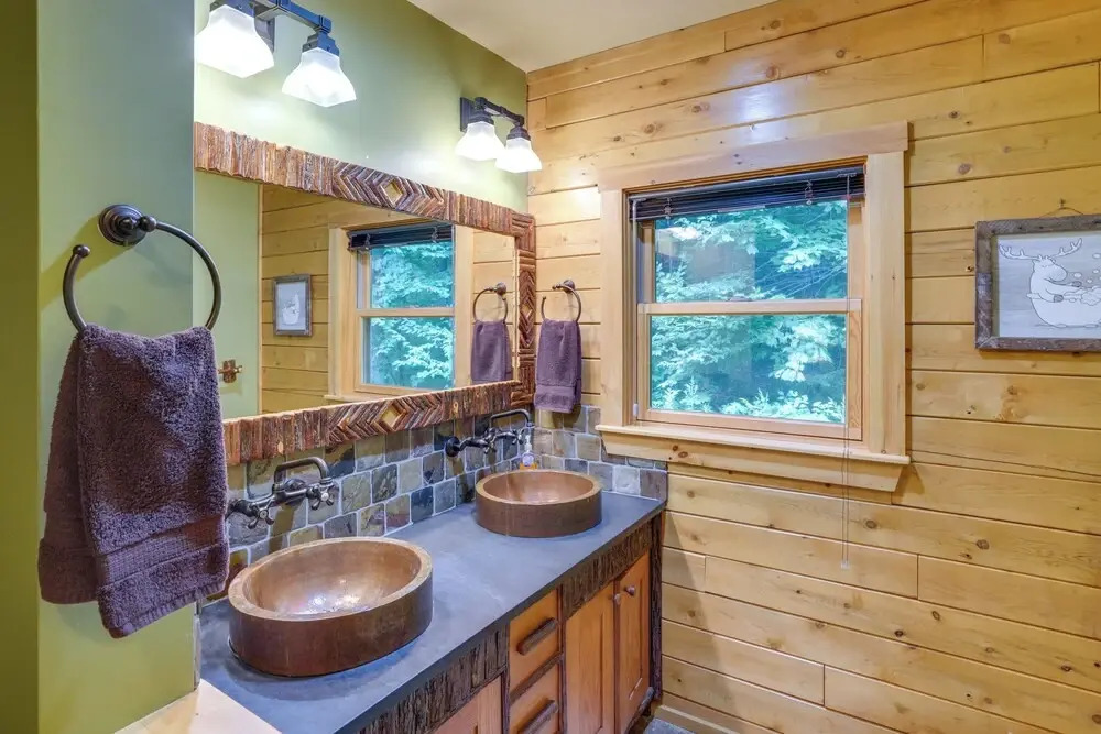 4 Mi to Mount Snow: West Dover Cabin w/ Game Room