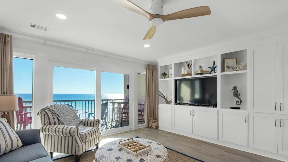 Gulf-front in Destin! Community Pool, Minutes to Beach