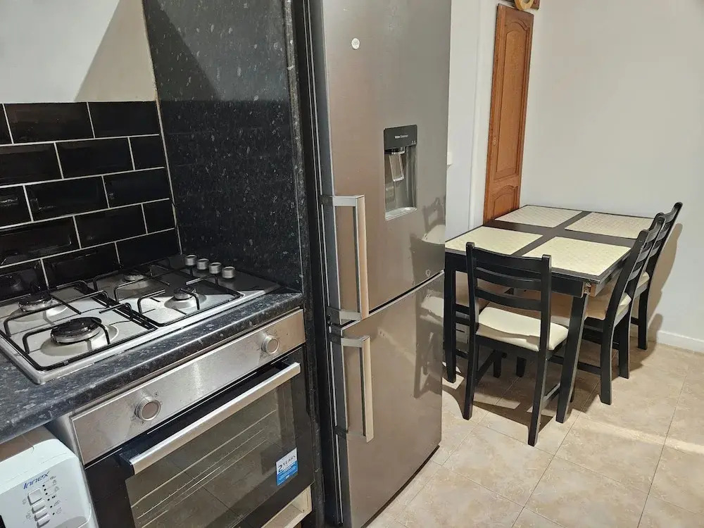 Mitcham Junction - 2 Bed Apartment - Sleeps 6