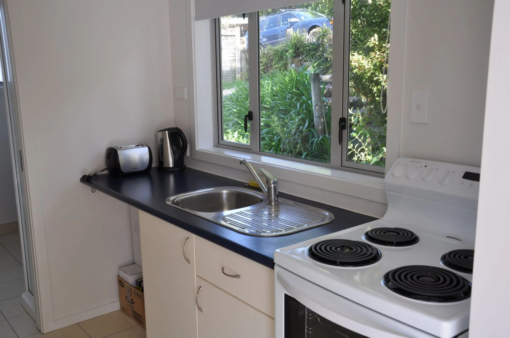 Tiri Cottage - Sea Views in Oneroa by Waiheke Unlimited