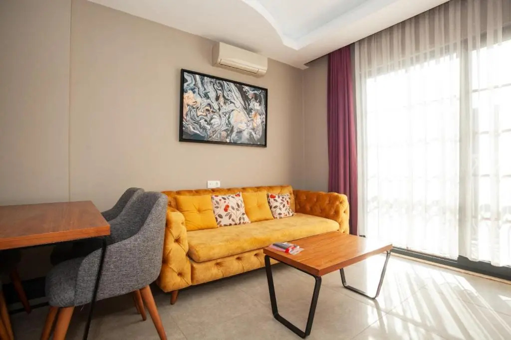 1 Room, Luxury shared pool apartment