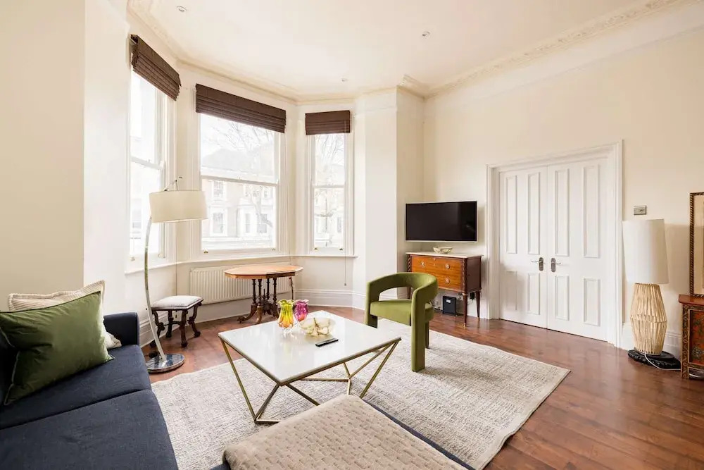 Light-filled 2-bedroom Chelsea Apartment