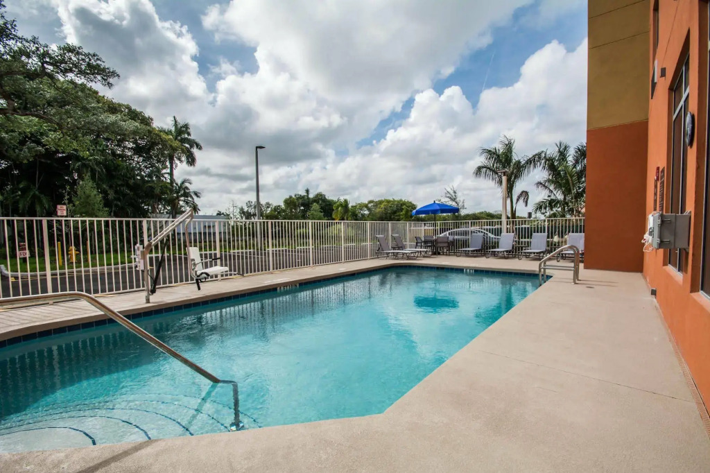 Comfort Suites Fort Lauderdale Airport South & Cruise Port