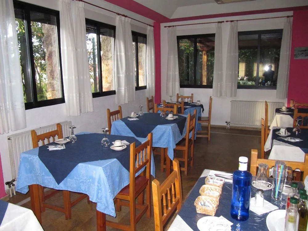 Hostal Las Cavenes Del Cabaco