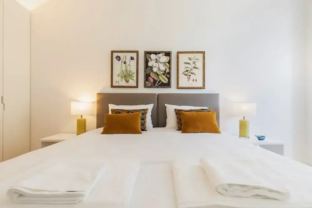 Trendy & Classic 2 Bedroom Apartment