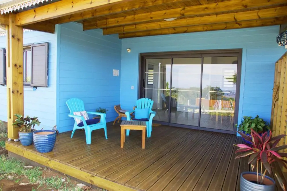 Cap Vanisa, jardin tropical avec piscine face à la baie de Manapany