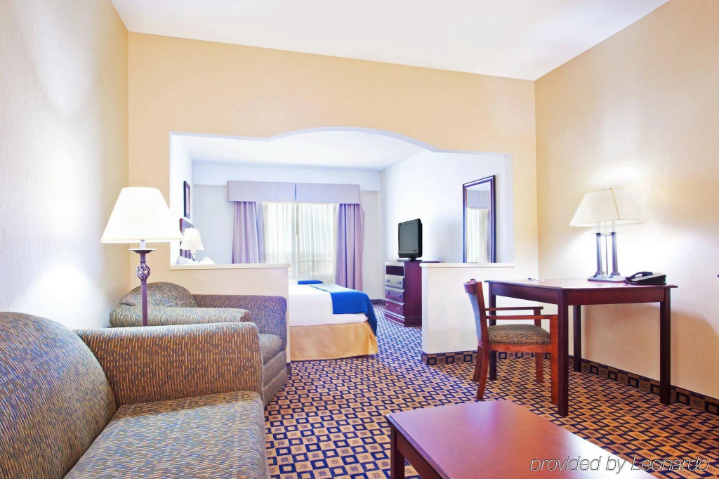 Holiday Inn Express Hotel & Suites Waukegan/Gurnee by IHG