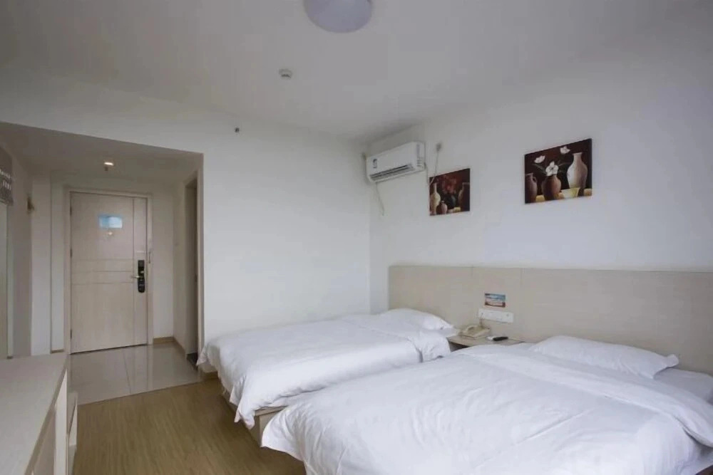 Golden Lion 100 Supermarket Hotel