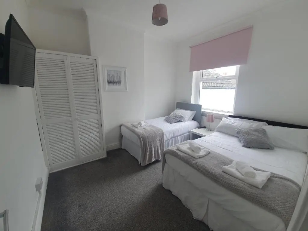 LARGE HOUSE, sleeps 16! Private garden, Free parking!