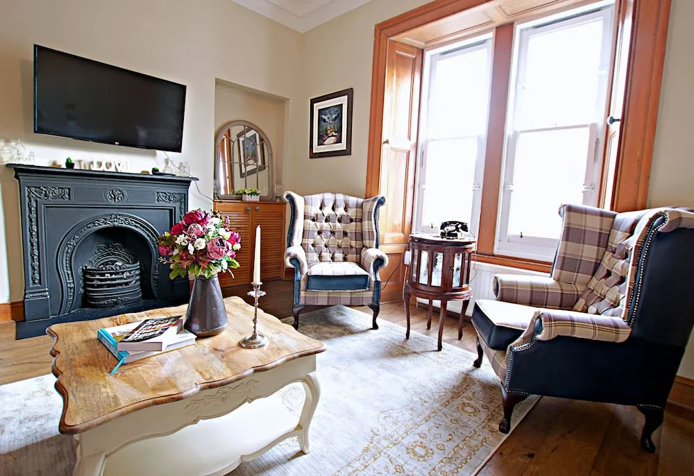 JOIVY Gorgeous Two Bedroom Apartment With Castle Views