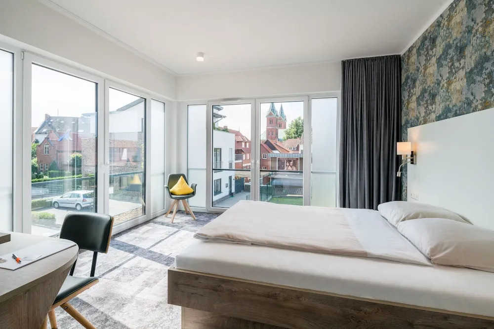 Stadthotel Lohne, Self Check-in & entspannt im Café frühstücken