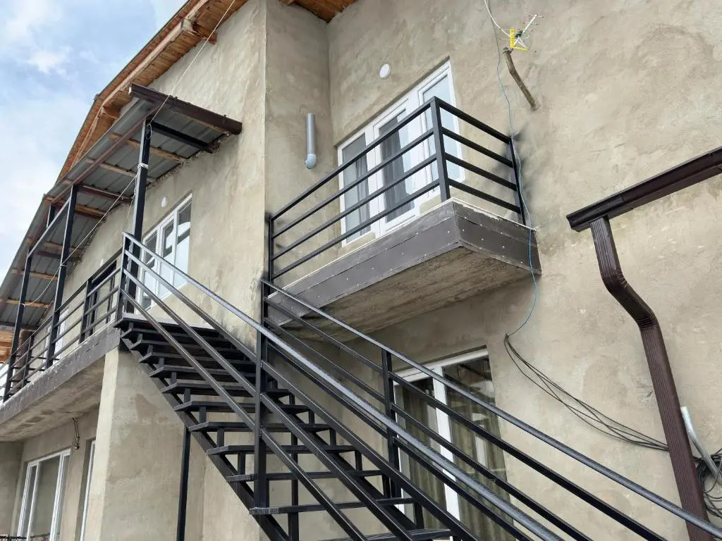 5 Bedrooms House