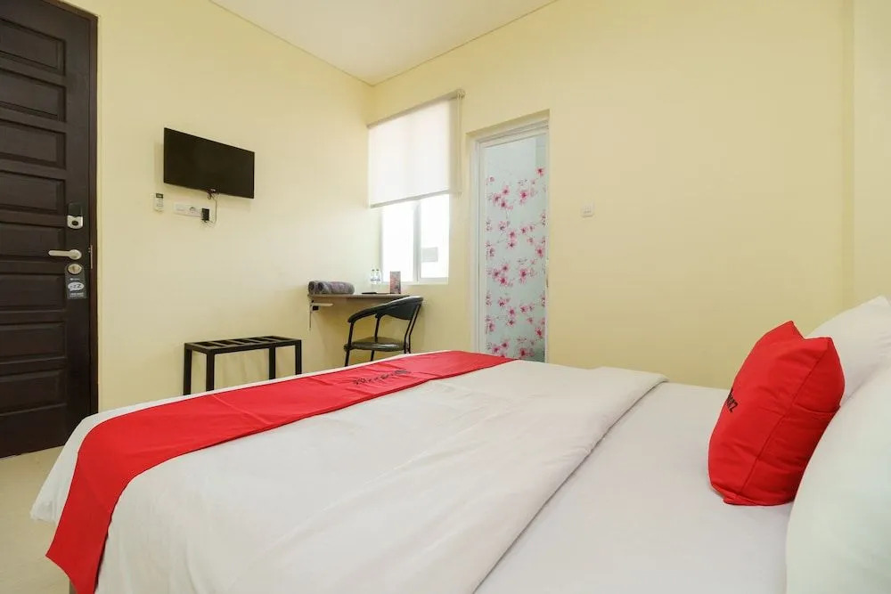 RedDoorz Syariah near Jembatan Siti Nurbaya Padang
