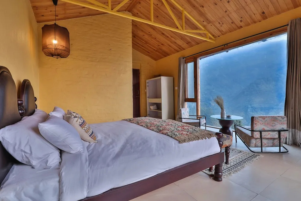 Seclude Pangot, Perch