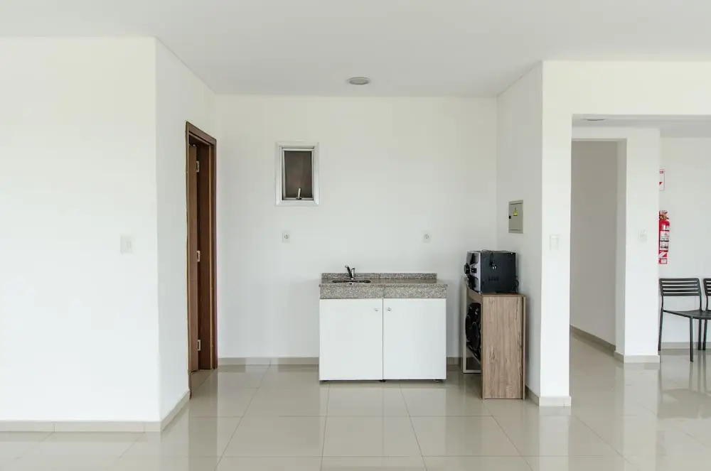 Modern 1 BR Apartment