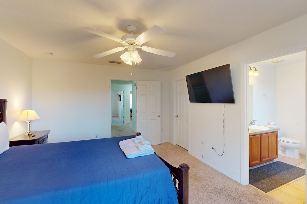 Dog-friendly Home With Shared Pool, Wifi, Central AC, and Private Washer/dryer