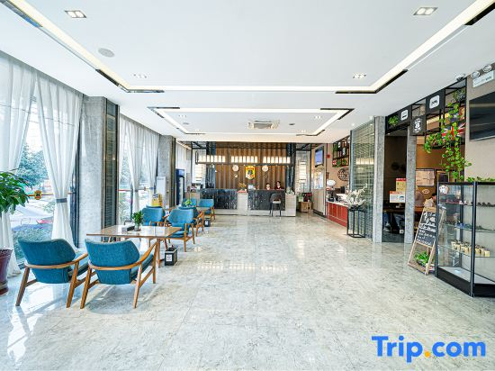 Super 8 Hotel (Yizhou Hechi University & Bus Terminal Branch)