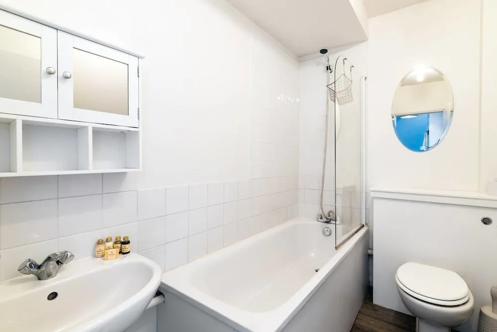 Bright Large Home in Clapham, Sleeps 8!