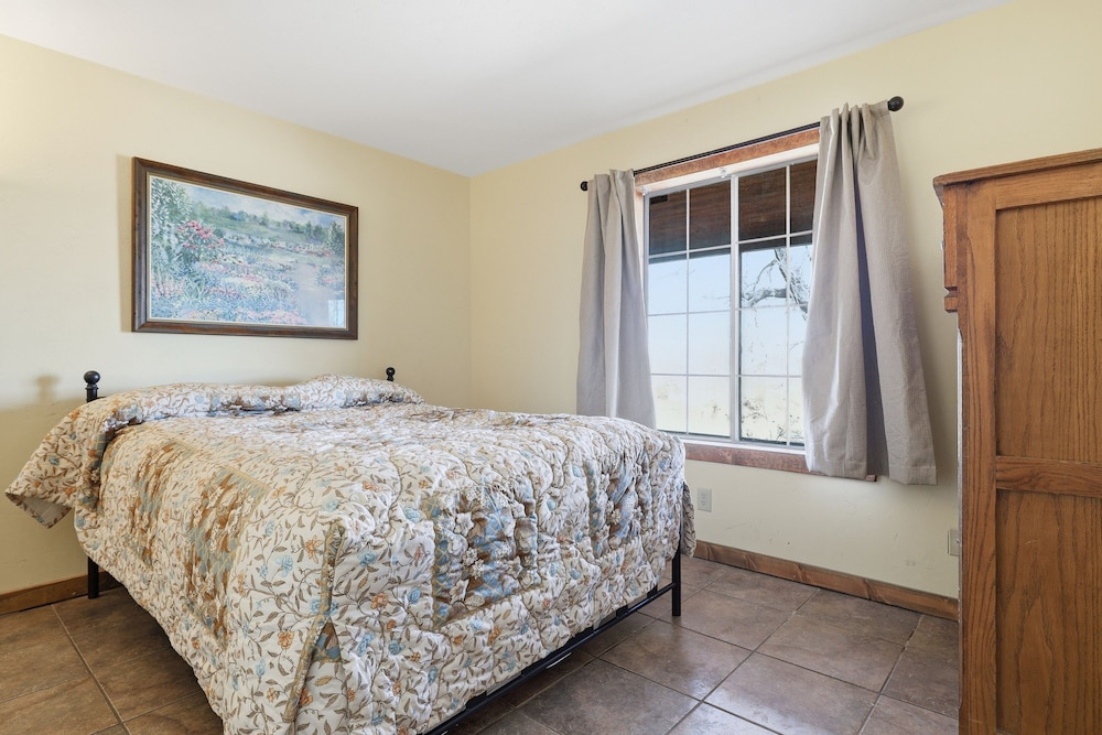 Desert Paradise: Walk to Pappy's - EV and Sleeps 8