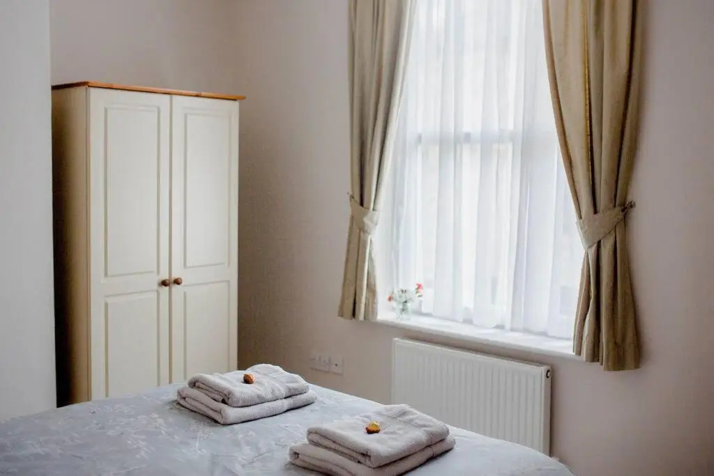 Sleeps 5 - 3 Bedrooms - walk to the square