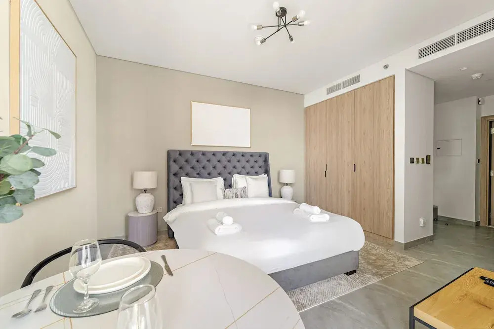 Peninsula One - 1710 Studio