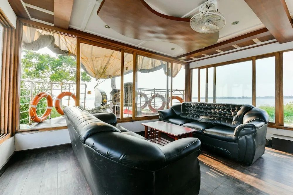 OYO 23231 KHBO Gold Sharing Houseboat
