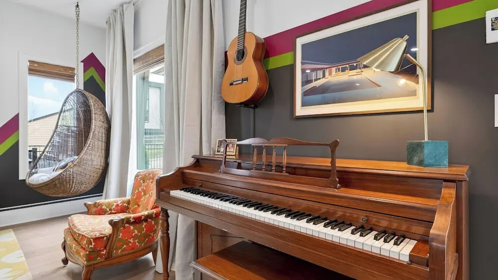That 70s Show by Avantstay Skyline Views + Rooftop Hot Tub + Bumper Pool Mins to Broadway + Nissan Stadium + Germantown