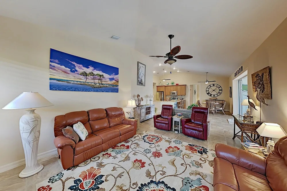 Canal House - 3 Br home by RedAwning