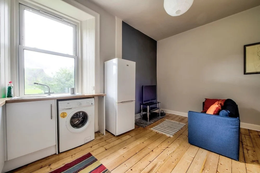 Luminous 1 BR Flat Close to City Centre, With Superb Views of Arthurs Seat