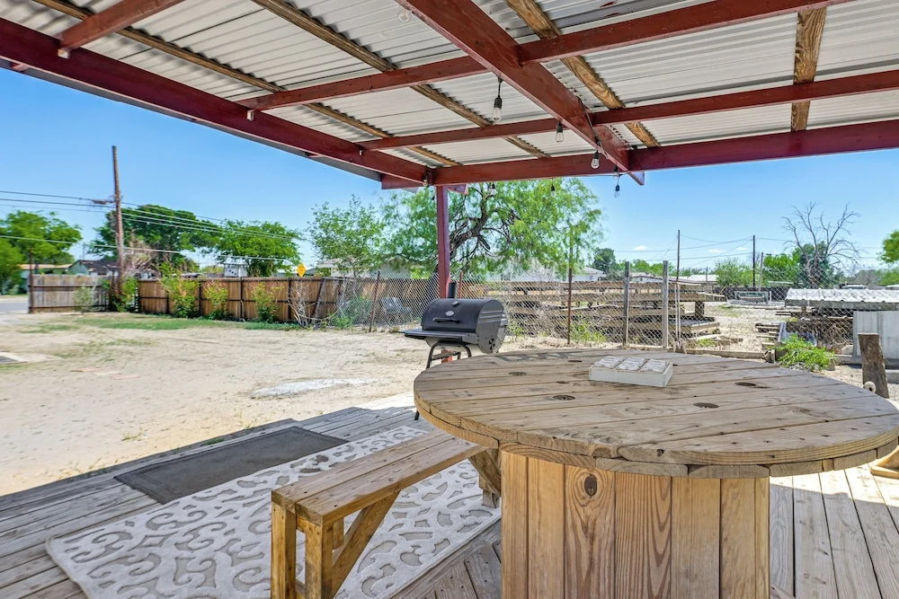 Cozy & Cute Crystal City Home: Shaded Deck w/ BBQ