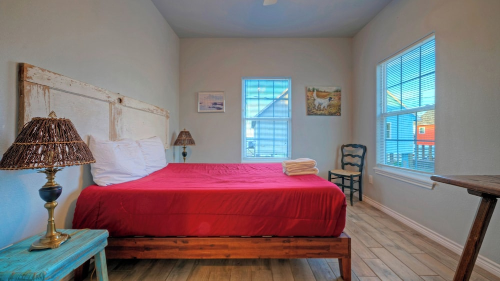 Sleeps 24, 3 Homes Bayfront Pool, Boat Dock, Views Laguna Village Hideaway
