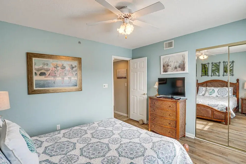 Lakefront Osage Beach Abode w/ Grill & Pool Access