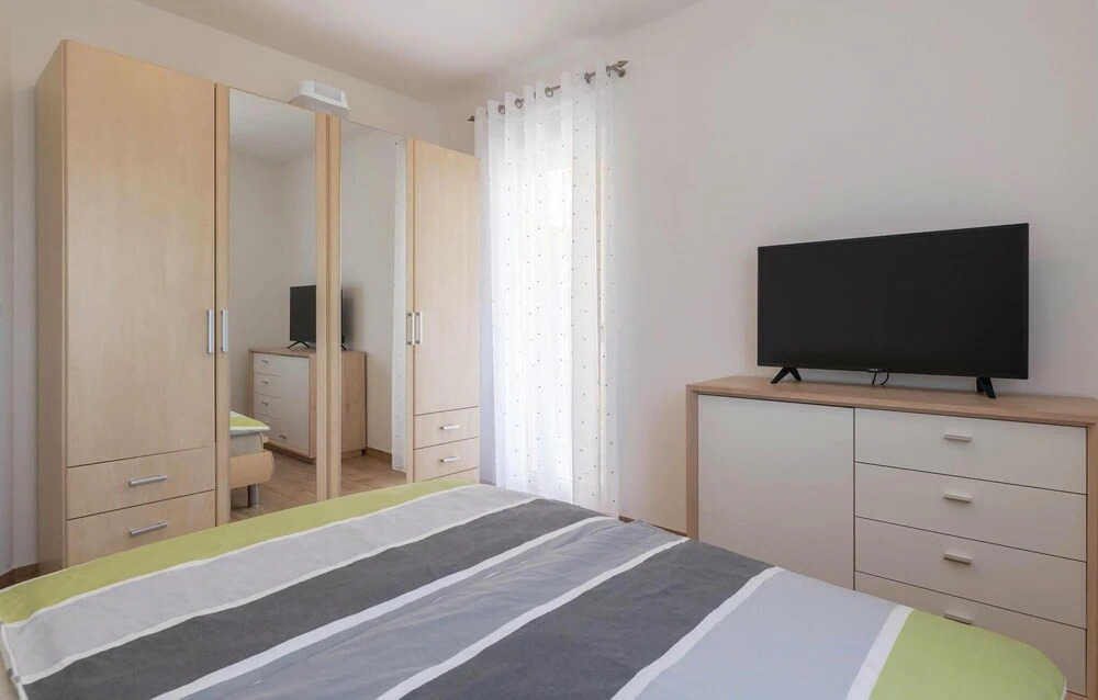 Nice Home In Liznjan With Wifi