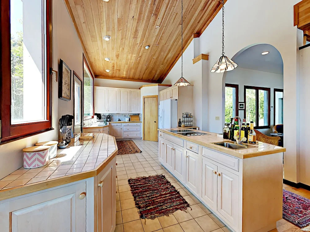 Oceanfront 4br On 10 Acres W/ Decks 4 Bedroom Home