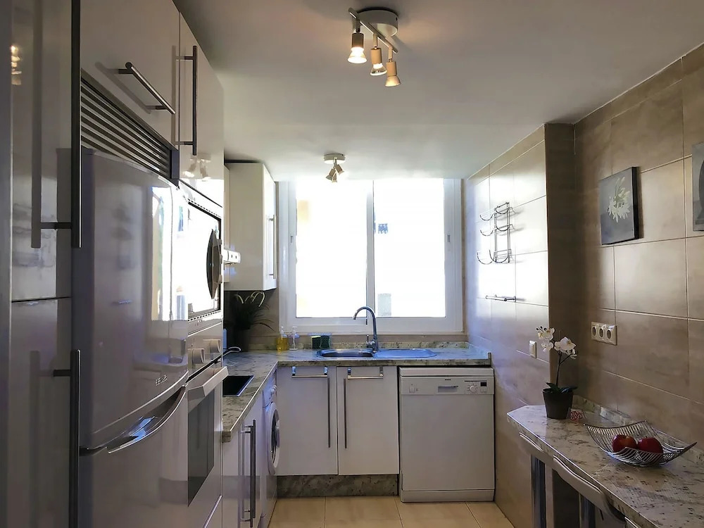 Doña Lola Patricia - Spacious 3 bedroom top floor apartment with uninterrupted sea views. Only a few meters to Calahonda beach