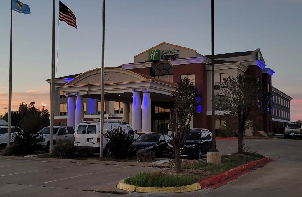 HOLIDAY INN EXPRESS AND SUITES by IHG