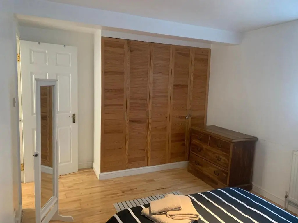 Cozy 1 Bedroom Basement Flat