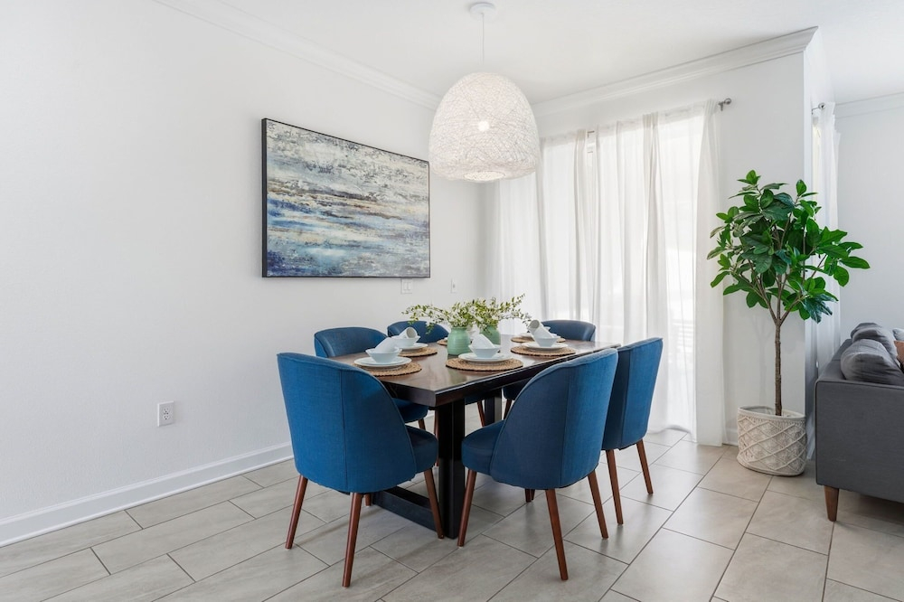 4BR Townhome w/ Private Pool at Storey Lake