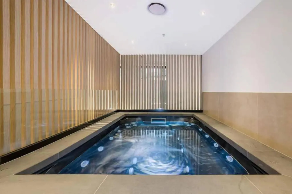 Luxury 1BR + Study near MCG, Tennis Centre & City