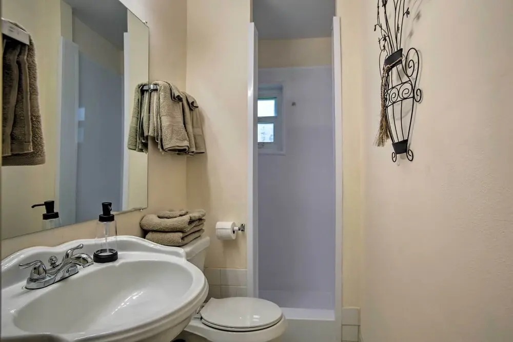 Ft. Lauderdale Townhome on Canal - 3 Mi. to Beach!