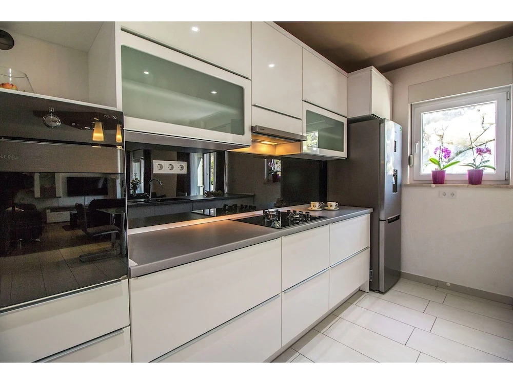 Modern 3 Bedroom Apartment, With 2 Bathrooms, Kitchen, Living Room and Airco