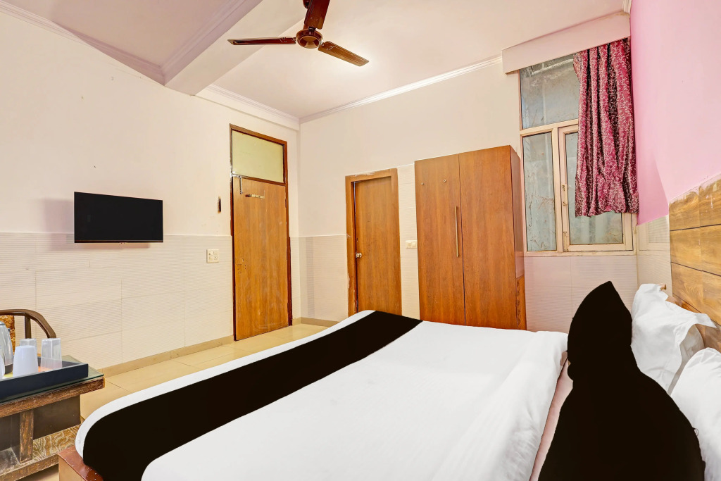 OYO 13672 Hotel Dhruv