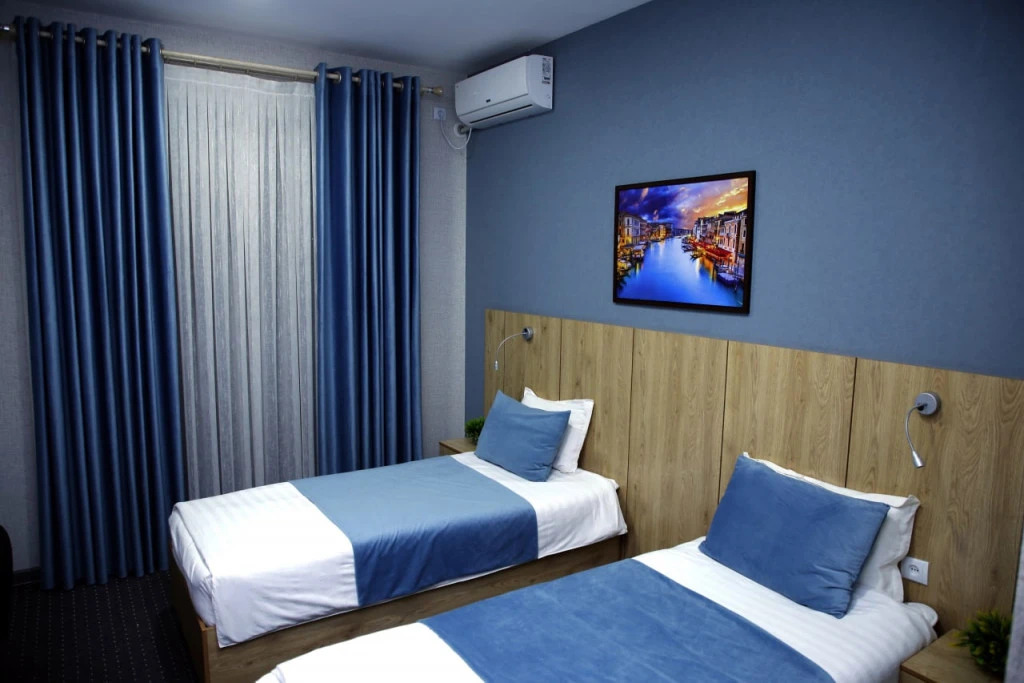 APPLE hotel