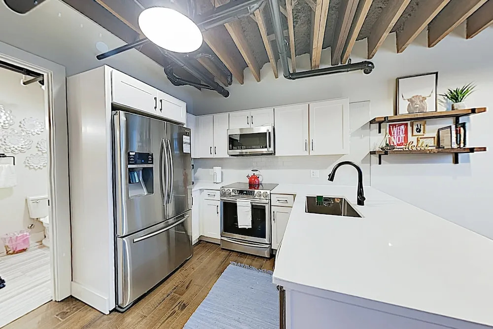 New Listing! Stylish W/ Pool At The 1865 1 Bedroom Condo