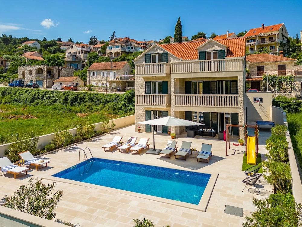 Janie in Splitska With 4 Bedrooms and 2 Bathrooms